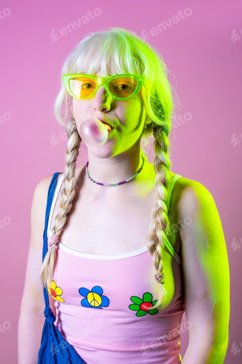 Preview: Hippy caucasian woman blowing bubble gum