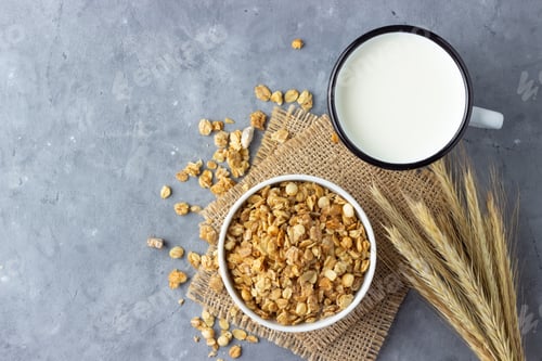 Preview: Breakfast Bowl with Crunchy Granola, Milk and Wheat