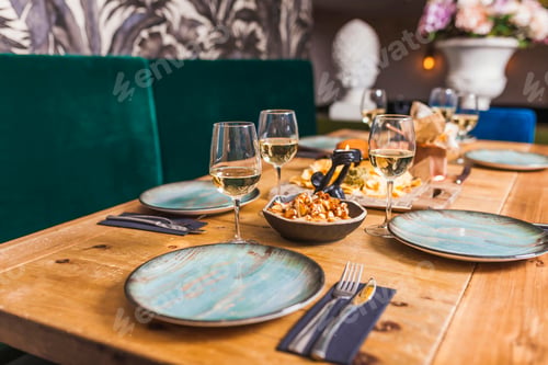 Preview: Food served on restaurant table