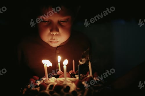 Visualização: Garotinho completando oito anos explodindo velas no bolo de aniversário