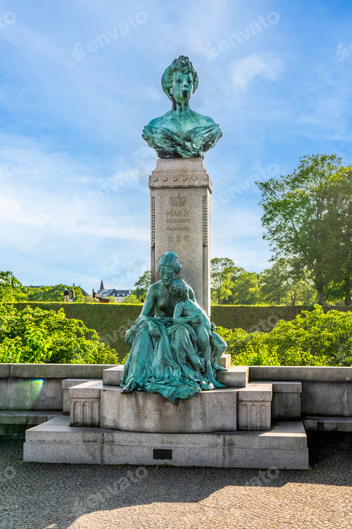 Preview: Princess Marie of Orleans bust and statue at Langelinie in Copenhagen