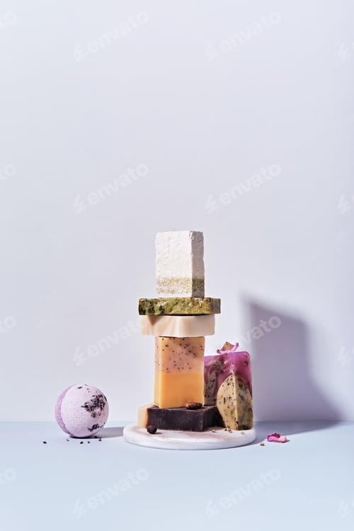 Visualização: Sabonetes naturais e bomba de sal com ingredientes. Produtos cosméticos faça você mesmo. Banheira de hidromassagem still life