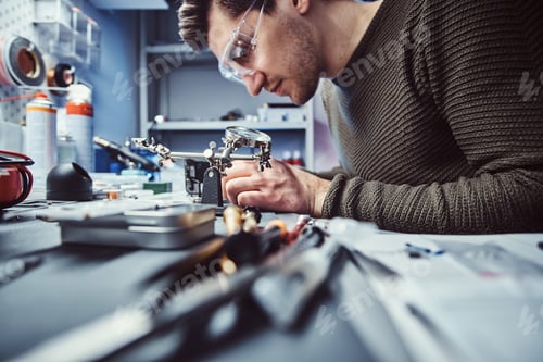 Preview: Electronic technician repair damaged smartphone in the workshop