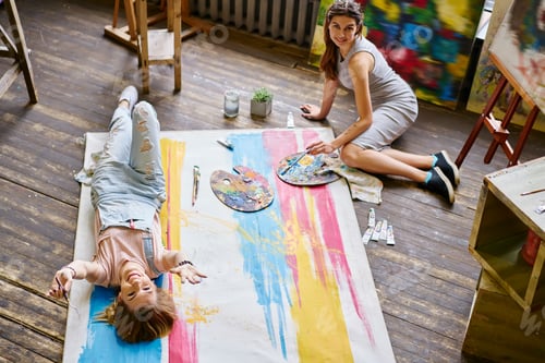 Preview: Caucasian women in casual clothes posing during draw courses in gallery