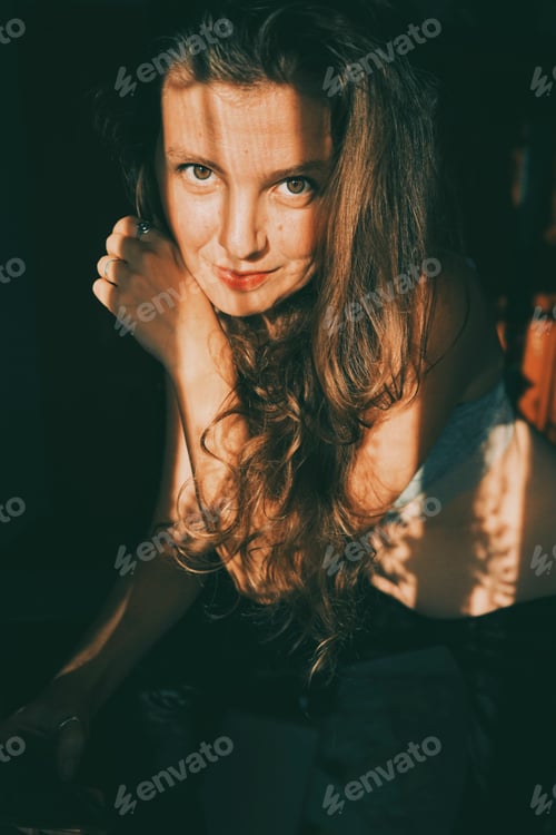 Preview: Shadowplay portrait of a young and confidence woman