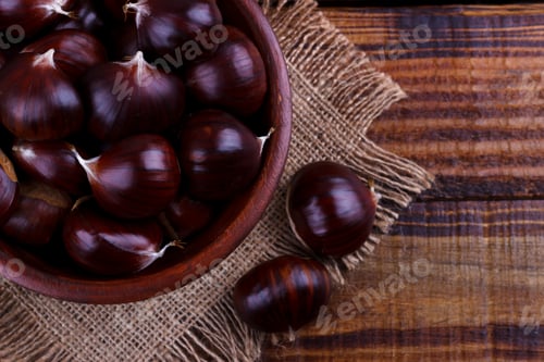 Preview: Fresh chestnuts in a bowl