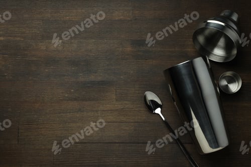 Preview: Metallic shiny shaker on a dark background