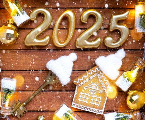 Visualização: Chave de casa com chaveiro chalé em fundo festivo de madeira marrom com estrelas, luzes de guirlandas.
N