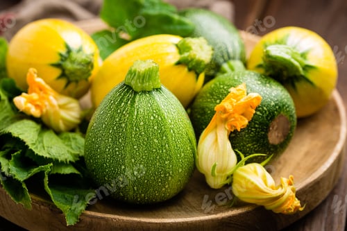 Vista previa: Zucchini with leaves and flowers on dark wooden rustic background