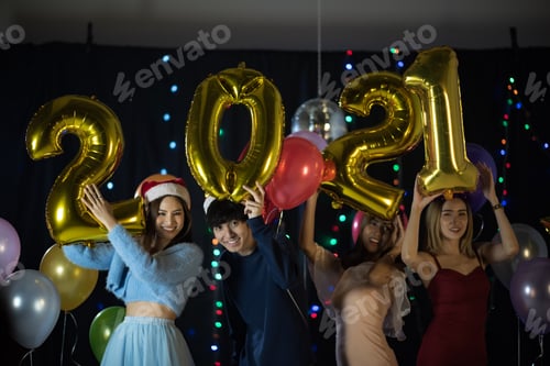 Visualização: Felizes amigos asiáticos comemorando a véspera de ano novo de 2021 - pessoas se divertindo juntas