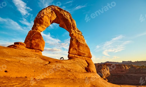 Preview: Panoramic view of the iconic Delicate Arch at sunset.