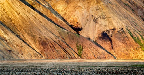 Preview: Golden light on Icelandic mountain slopes