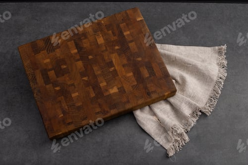 Visualização: Tábua de cortar em uma mesa de pedra cinza. Isolado em um fundo preto. Antecedentes culinários. Vazio