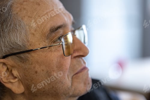 Preview: Close up portrait of an elderly man wearing glasses.