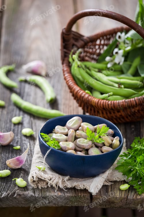 Preview: Delicious broad beans boiled with garlic. Perfect summer snack.