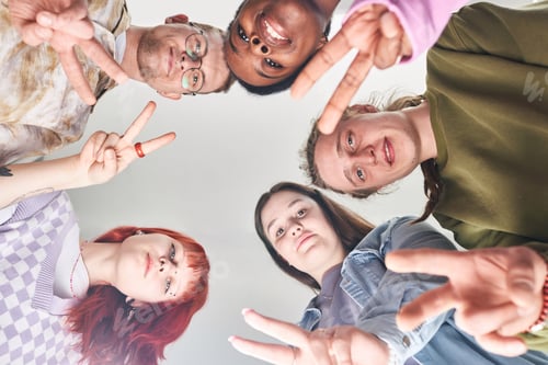 Visualização: Celebrando a amizade com diversos membros sorridentes do grupo