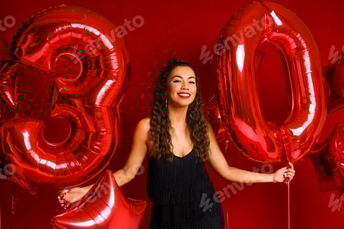Vista previa: Retrato de mujer feliz de 30 años sobre fondo rojo
