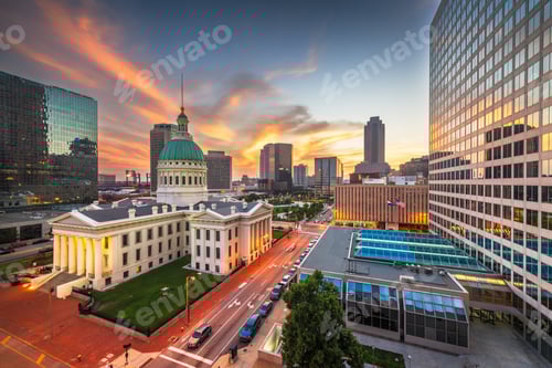 Preview: The old courthouse at dusk in downtown St. Louis, Missouri, USA