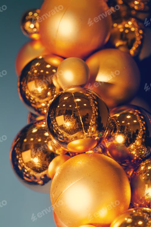Preview: golden Christmas baubles