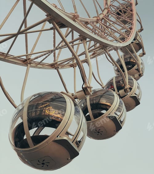 Ferris Wheel With Spherical Passenger Capsules