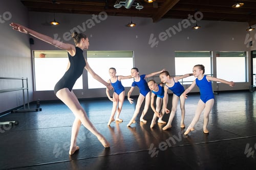 Preview: Ballet dance instructor teaches young group of kids in studio