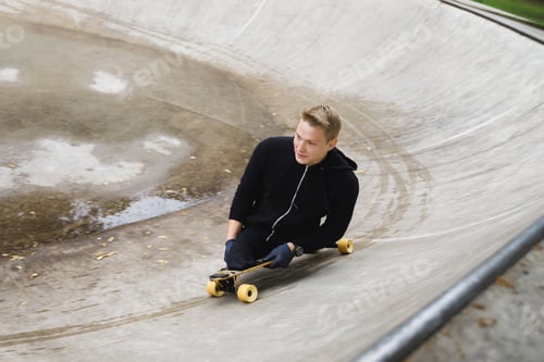 Preview: Motivated handicapped guy with a longboard in the skatepark