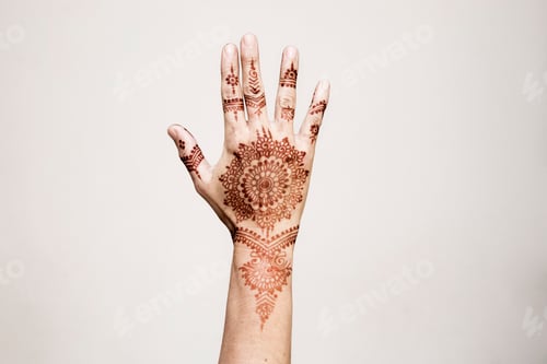 Preview: Hand with henna tattoo making gesture