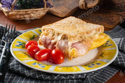 Preview: Toast with omelette and ham.