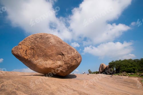 Preview: Krishnas butterball, Balancing giant natural rock stone, Mahabalipuram, Tamil Nadu, India