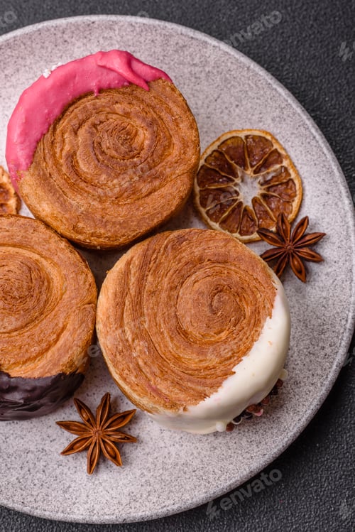 Preview: Round sweet New York roll croissant with several flavors cream filling