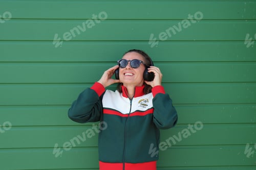 Preview: Model’s on monochrome, wall, green,persons in front of wall,listening music.