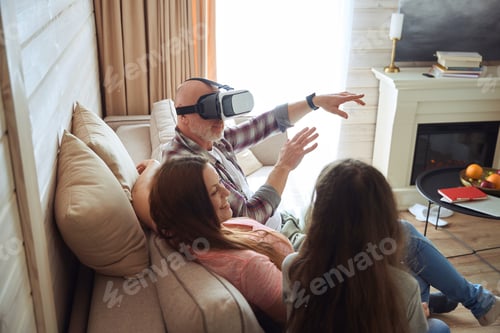 Preview: Gamer exploring world of virtual reality in presence of family