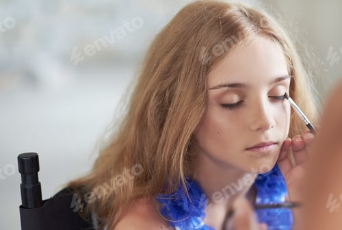 Preview: Blond female make up in saloon.