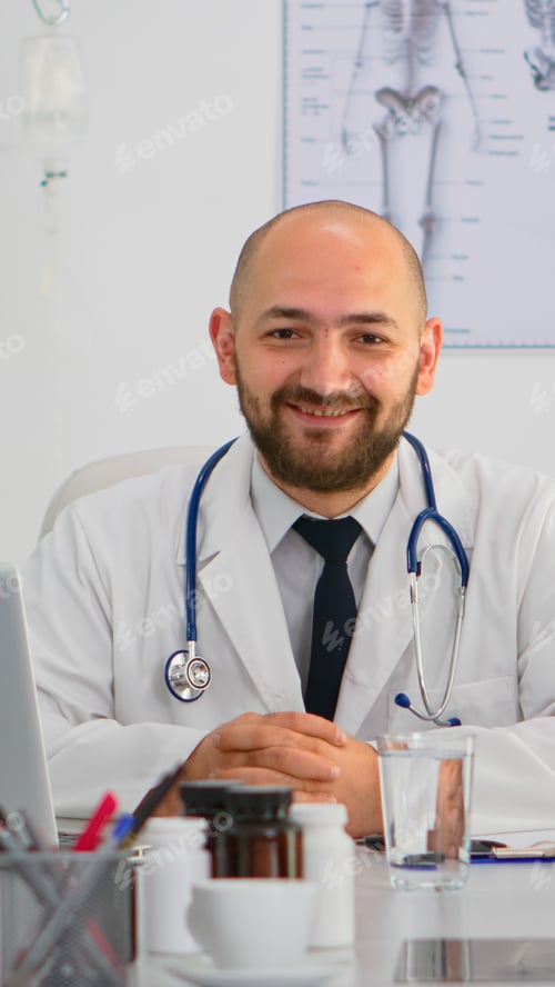 Preview: Doctor looking at camera smiling during brainstorming