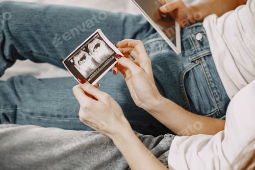 Preview: Couple look to ultrasound dignosticsphoto