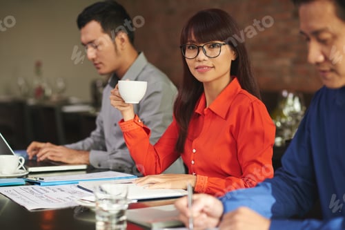 Preview: Young business woman