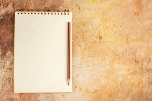 Visualização: bloco de notas aberto com lápis sobre fundo claro caderno de fotos, caneta colorida, lugar livre da escola