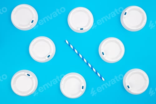Preview: Plastic lids for disposable cups on a blue background, flat lay.