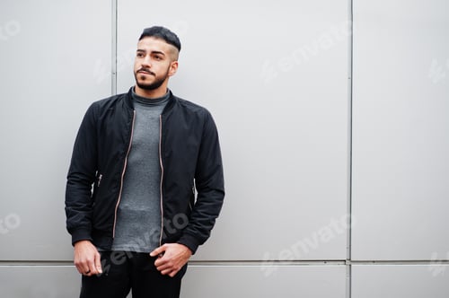 Preview: Stylish Man in Jacket Posing by a Wall
