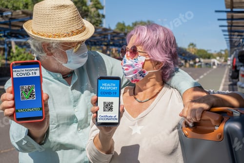 Vista previa: Pareja de ancianos lista para viajar mostrando pasaporte sanitario digital para personas vacunadas contra el coronavirus.