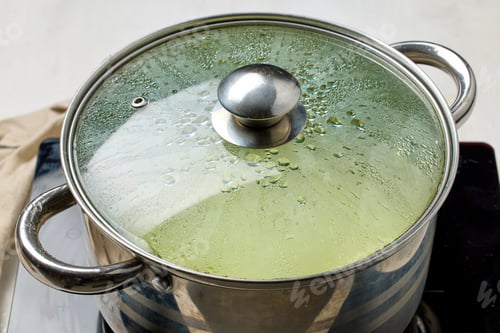 Preview: pot with a closed, dewy lid