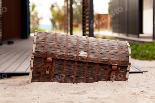 Preview: Dubai, April 2018 Decorative chest is a public beach La mer