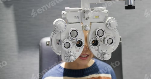 Preview: Woman checks her eyes in clinic
