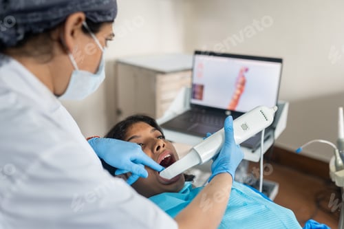 Preview: Dentist Using an Intraoral Scanner for a 3D Model of the Mouth