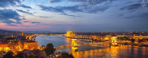 Preview: View at Chain bridge, river Danube and famous building of Parliament.