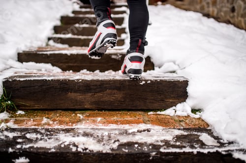 Preview: Feet of unrecognizable cross-country skier.