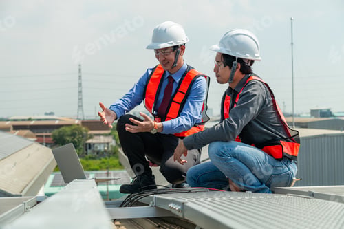 Preview: Engineers and technicians wearing full harnesses and helmets Solar panels, survey the job site