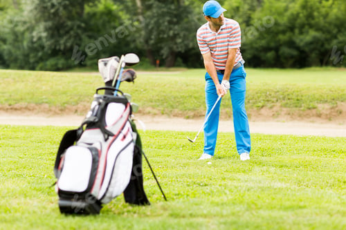 Preview: Man playing golf