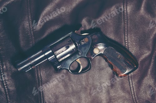Preview: A shotgun Revolvers