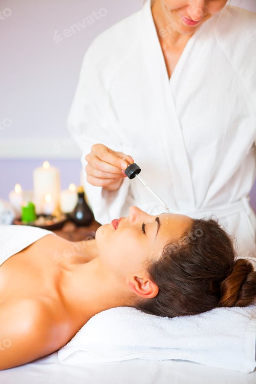 Visualização: Jovem mulher recebendo tratamento de spa Estilo de vida saudável e conceito de relaxamento